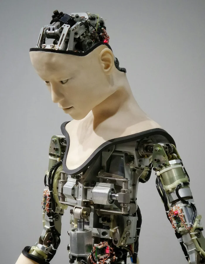 Silhouette de robot humanoïde blanc et brun, photo d'illustration dans l'esprit d'un robot de production comme Figure 03