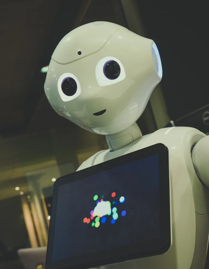 Robot humanoïde compagnon blanc, photo d'illustration dans l'esprit du foyer visé par NEO